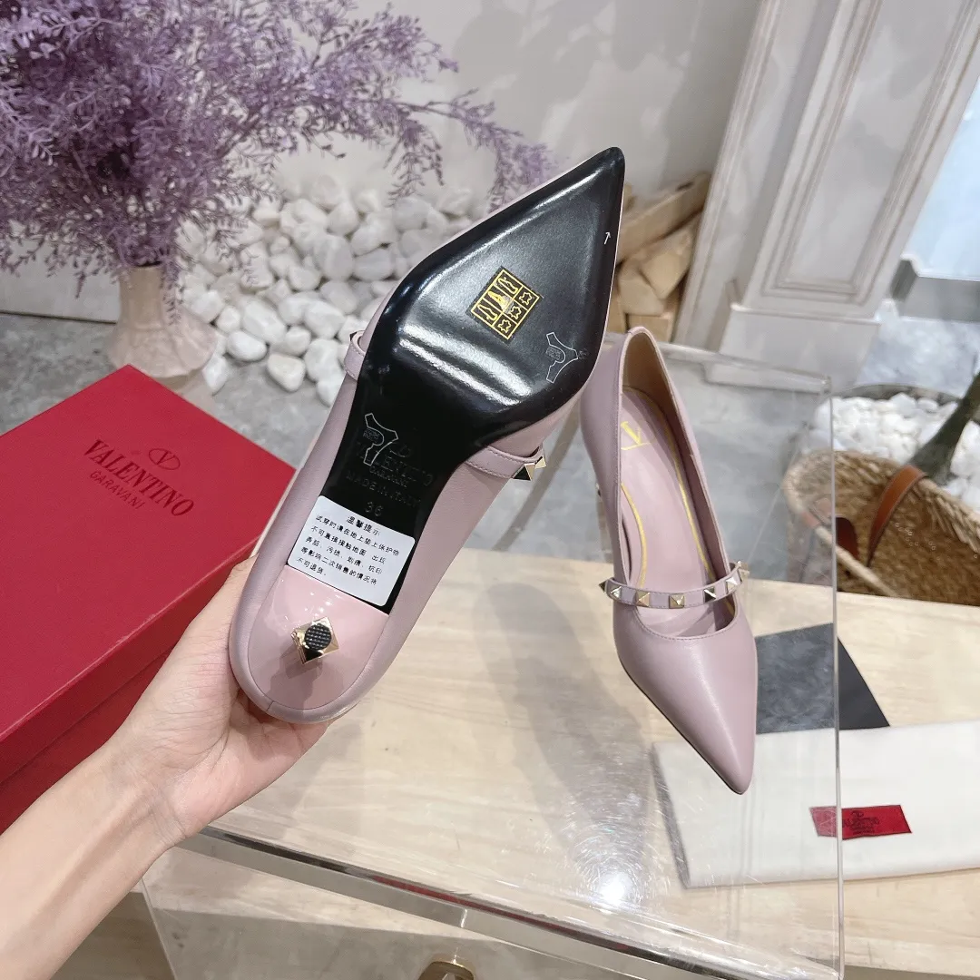 💕💕Factory direct selling price p440💕💕 Genuine leather sole +40 🆕Valentino. Valentino👑👑Latest series in the counter, the highest version, perfect details, very eye-catching catwalk series launched, V family’s hot rivet elements, luxurious and gorgeous! Various colors can be matched with beautiful clothes in spring and summer. There are many choices🎉🎉Exquisite and durable. It is copied at 1:1 of the original product. The upper foot is very pedicure-like. The key point is that it is very good and easy to control. It does not grind the feet and does not tire the feet. It is a walking artifact. The last shape is completely compared to the counter. The details are perfect. Without the original version, it would not be so exquisite! (Note! The heel shape and height are exclusively molded according to the original version, and are not randomly substituted by the market🐂) The color and texture of the fasteners are consistent with the original version! 🔺Fabric: Imported sheepskin, 🔺Lining: According to the original high-gloss imported sheepskin lining 🔺6 colors to choose from: black ➕black belt, black ➕white belt, pink, burgundy, white, apricot 🔺Number of yards: 35 to 42 yards (42 yards are not exchanged) 🔺Heel height: 7cm Rubber sole Genuine leather sole +40